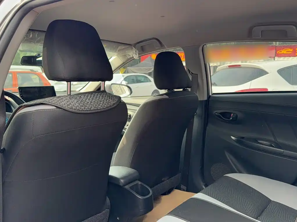 Toyota Yaris L — фото 15