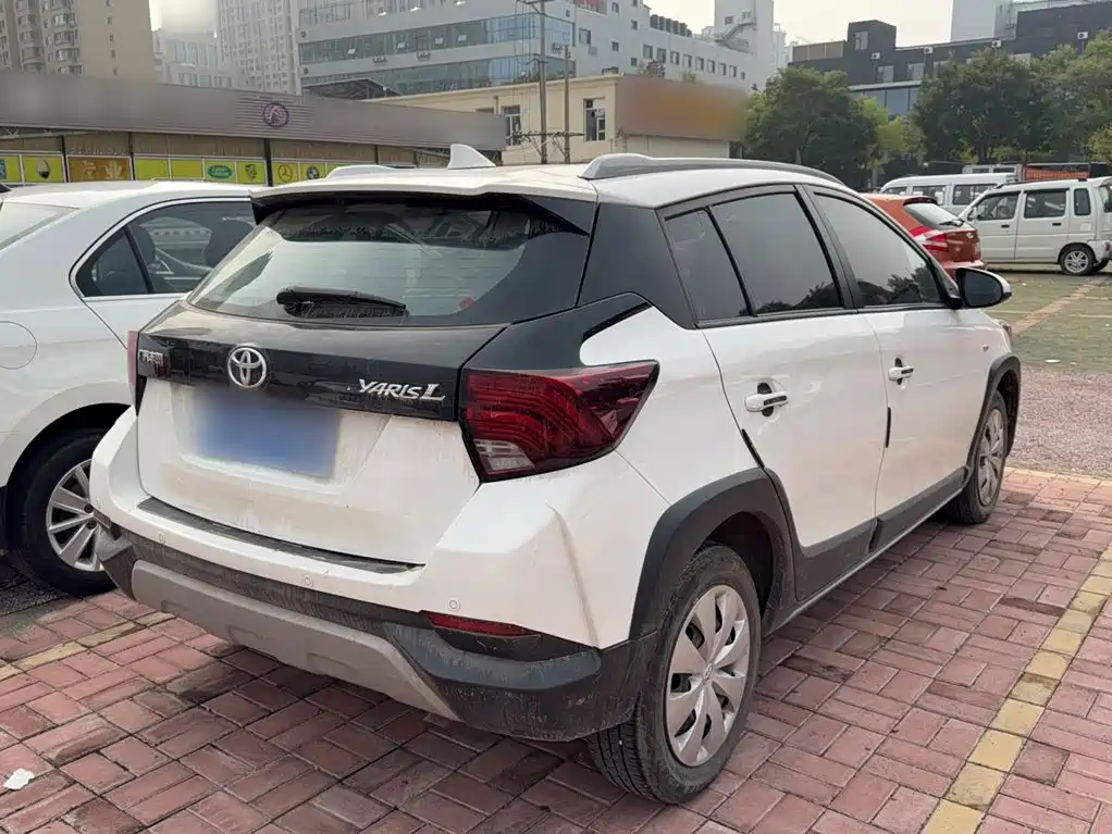 Toyota Yaris L — фото 8