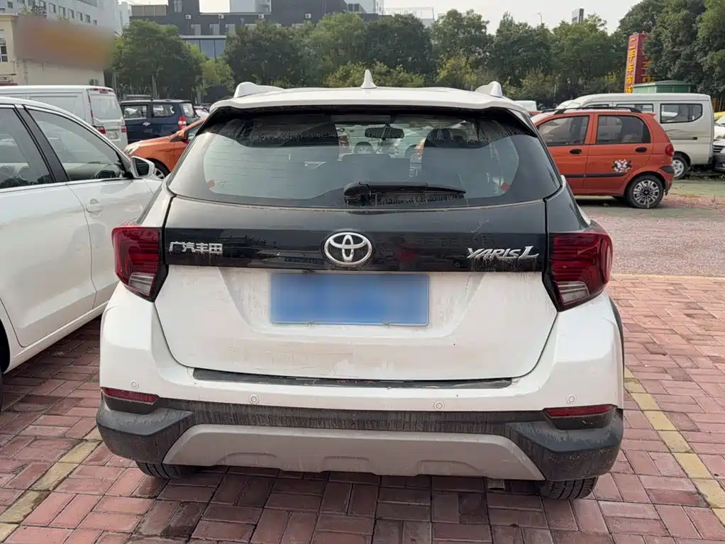 Toyota Yaris L — фото 10