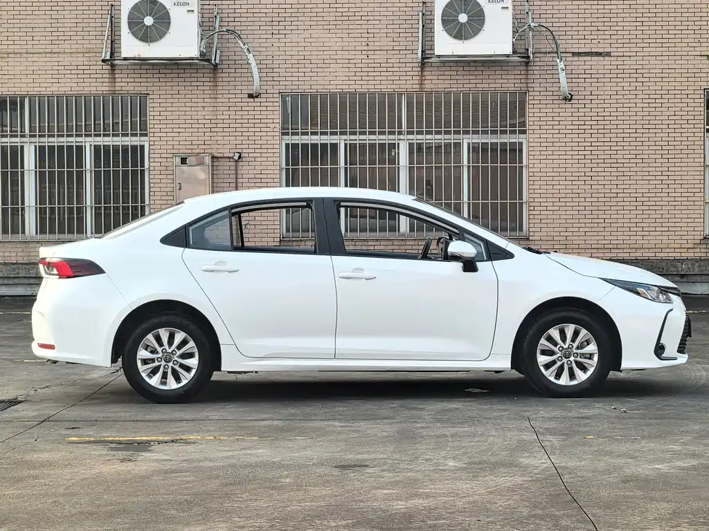 Toyota Corolla — фото 4