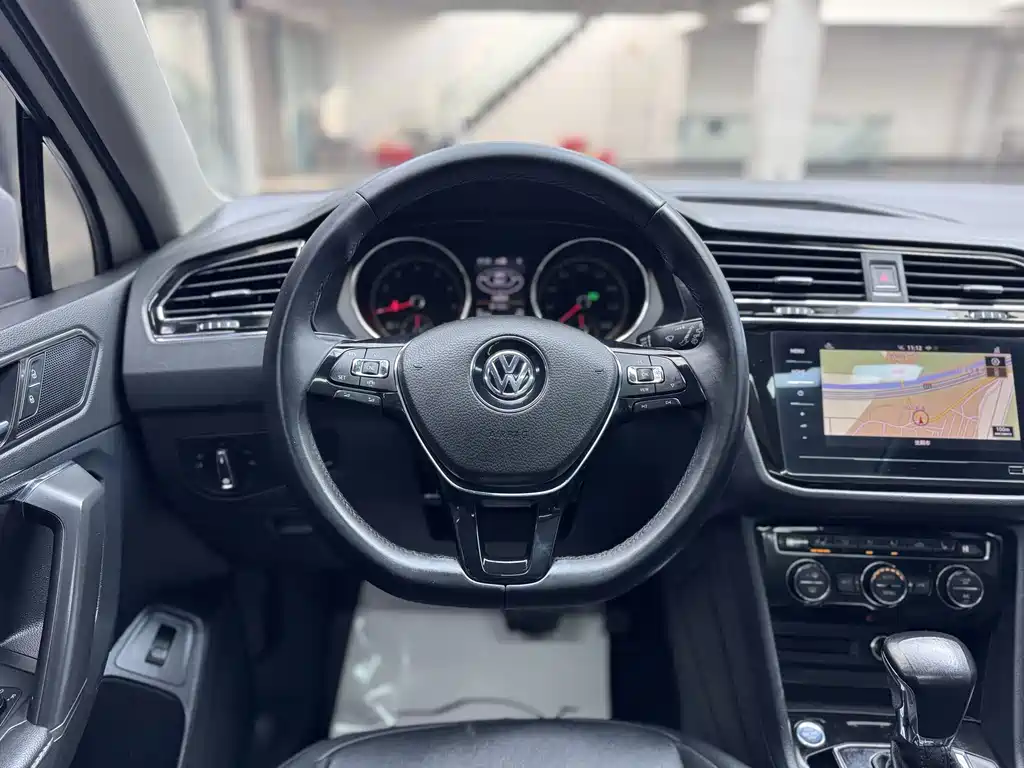 Volkswagen Tiguan L — фото 10