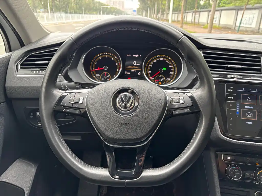 Volkswagen Tiguan L — фото 10
