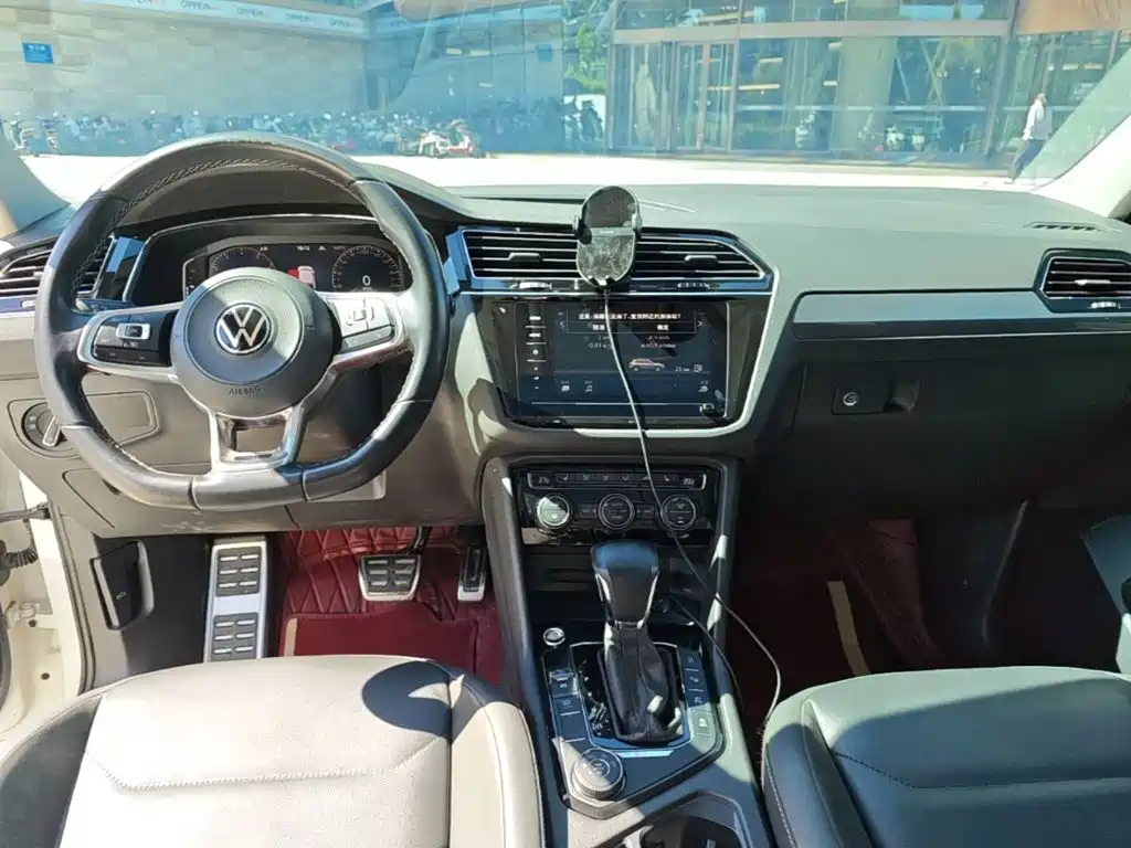 Volkswagen Tiguan L — фото 11