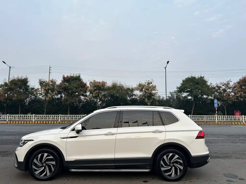 Volkswagen Tiguan L — фото 2