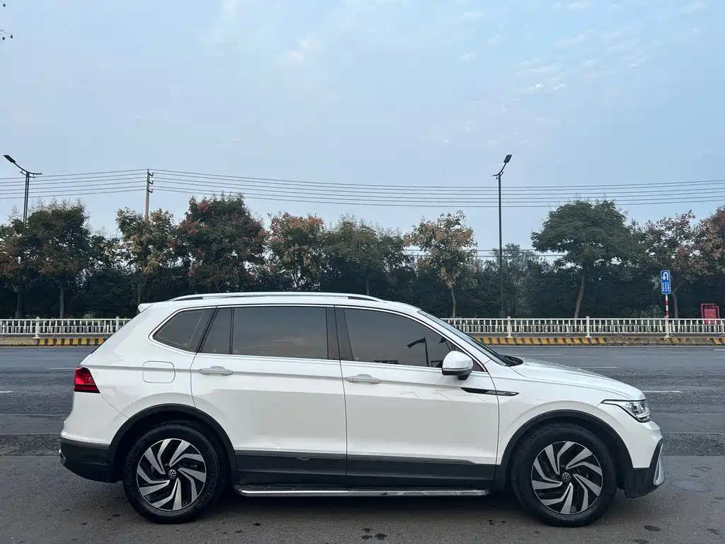 Volkswagen Tiguan L — фото 6
