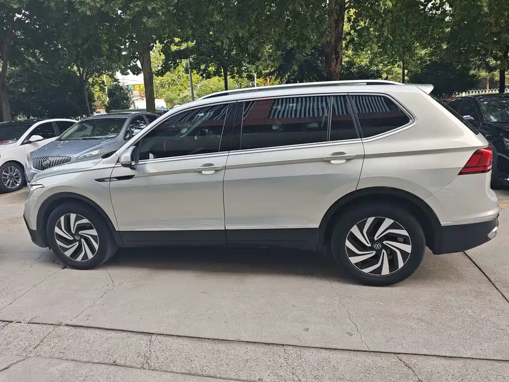 Volkswagen Tiguan L — фото 4