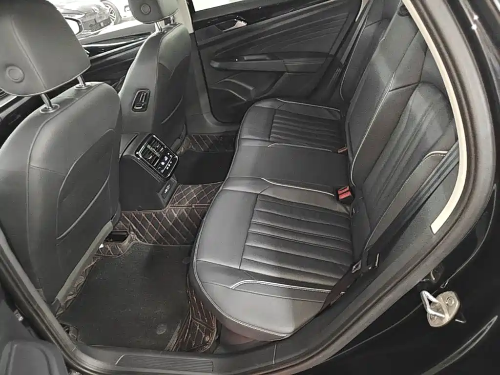 Volkswagen Passat — фото 17
