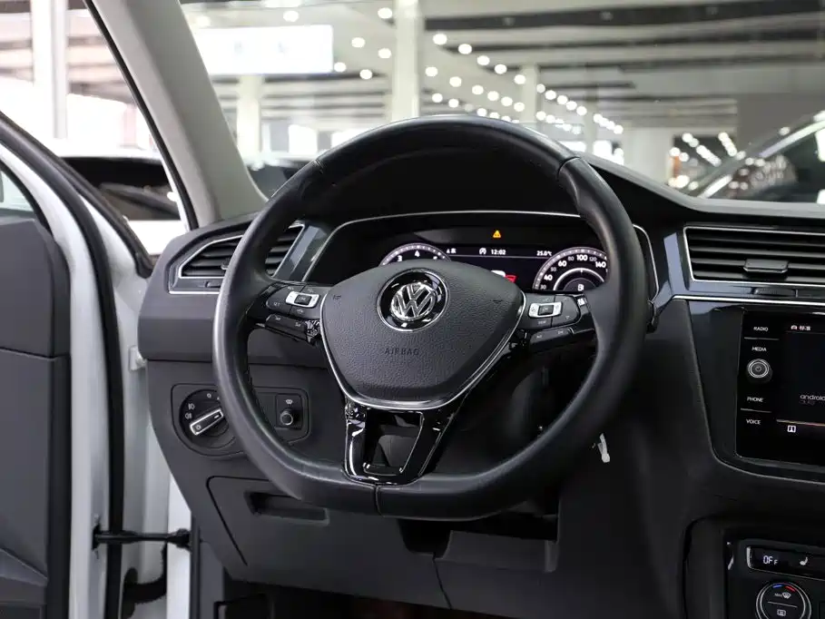 Volkswagen Tiguan — фото 11