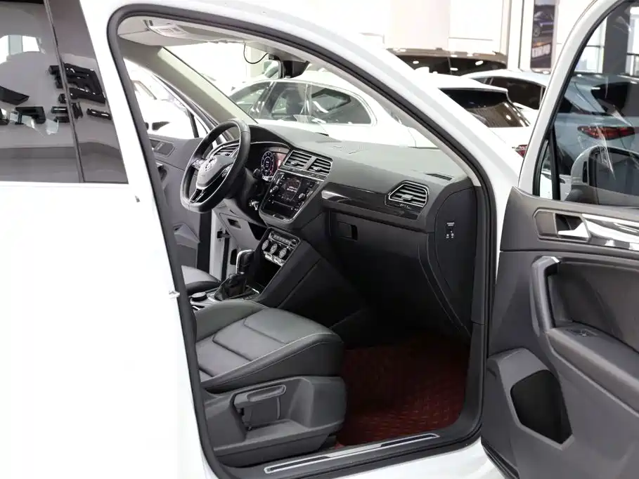 Volkswagen Tiguan — фото 17