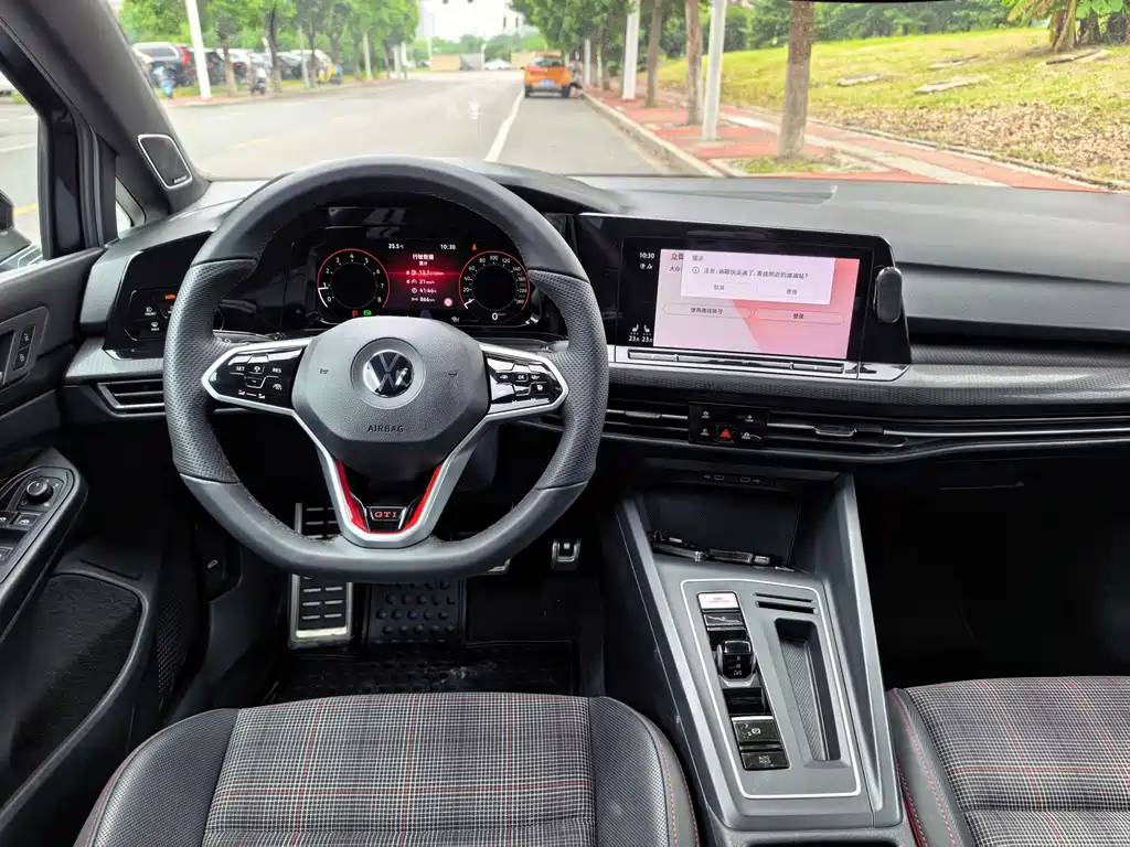 Volkswagen Golf GTI — фото 11