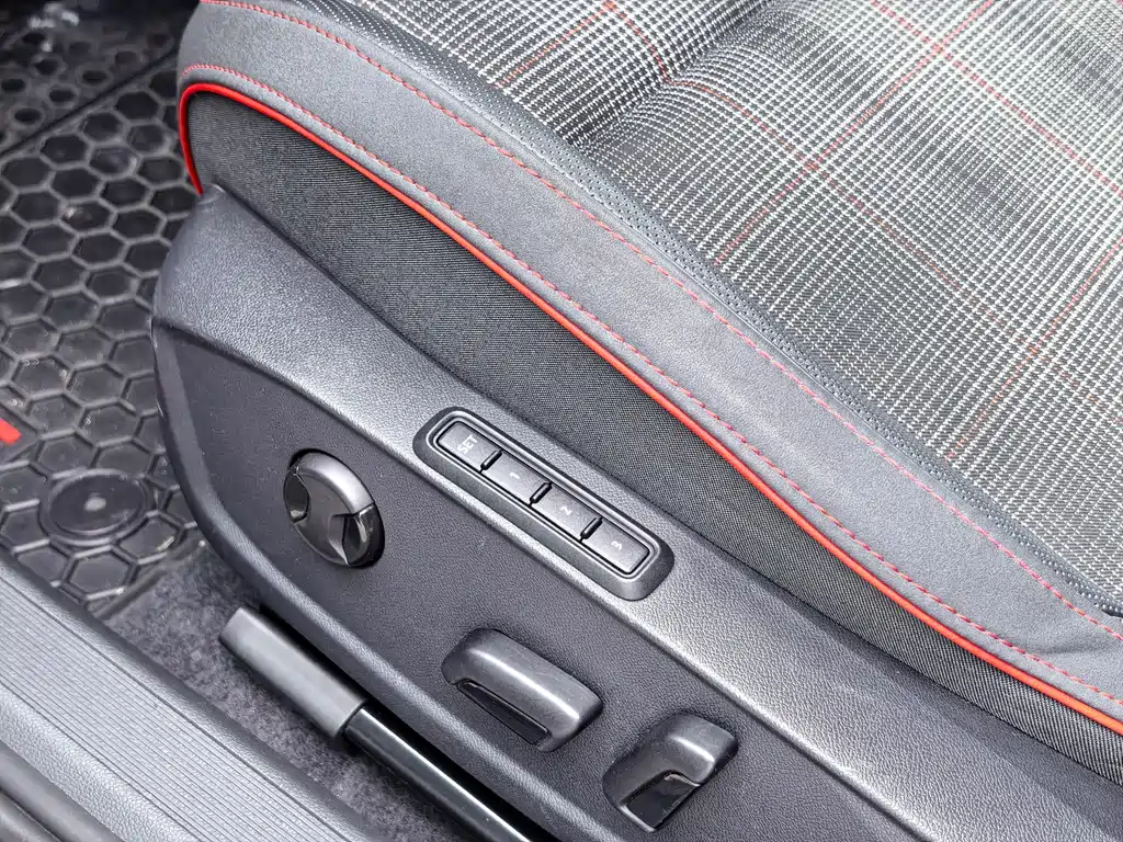 Volkswagen Golf GTI — фото 13