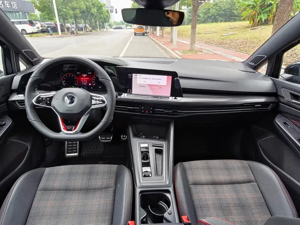 Volkswagen Golf GTI — фото 10