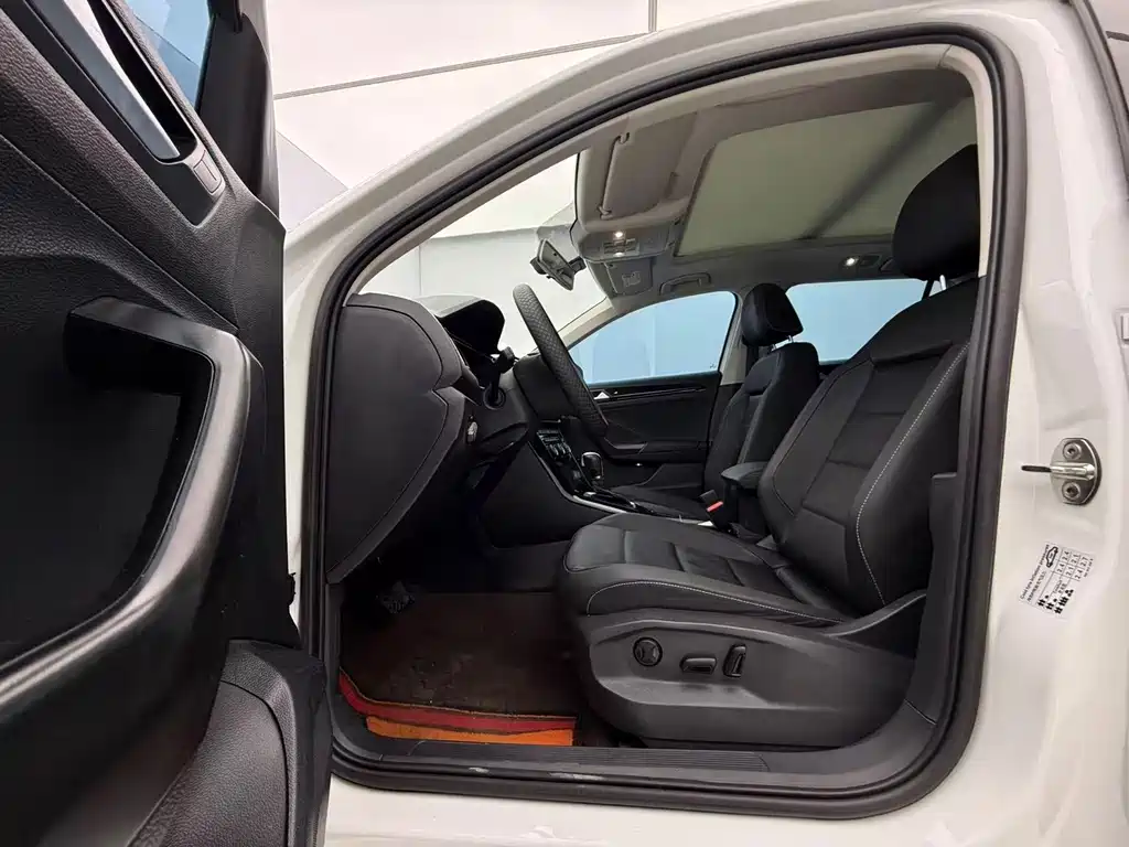 Volkswagen T-Roc — фото 18