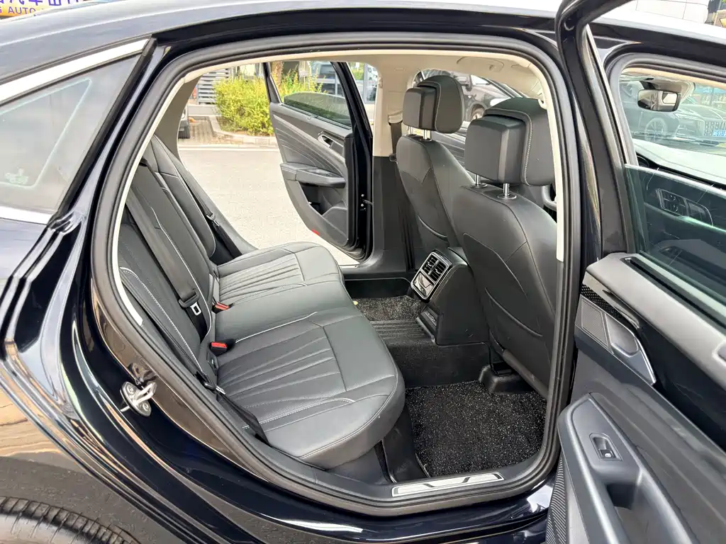 Volkswagen Passat — фото 13