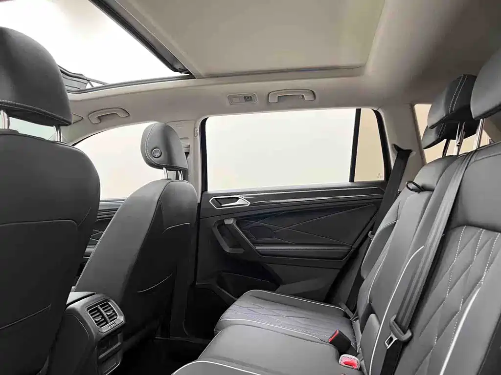 Volkswagen Tiguan L — фото 11