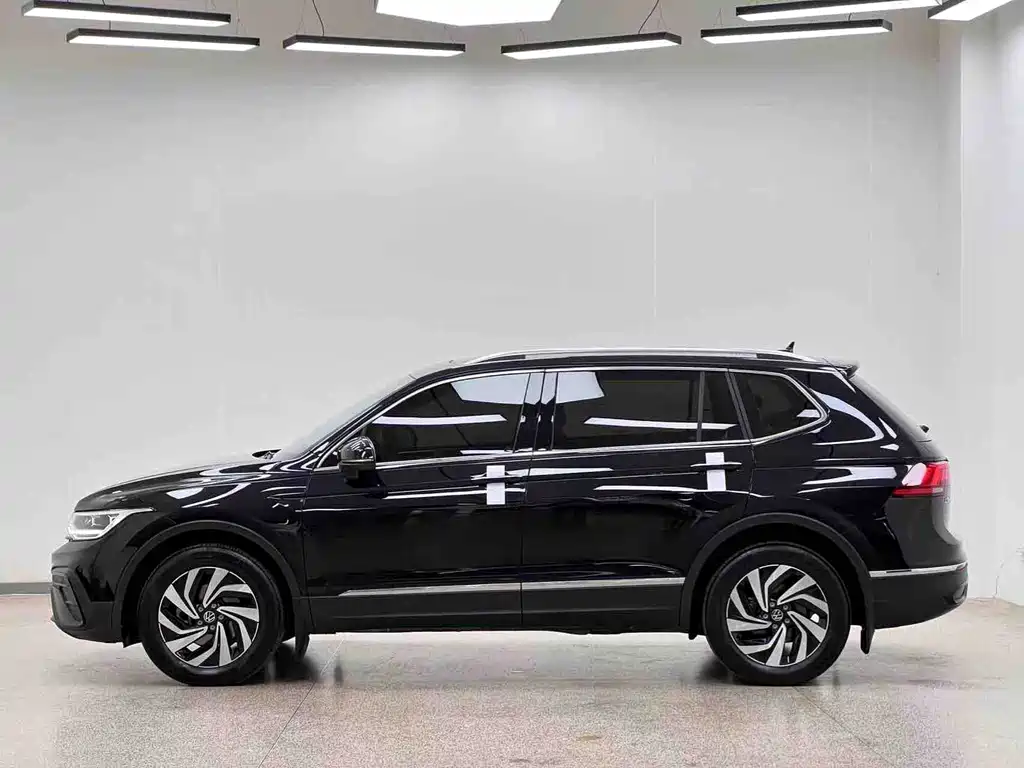 Volkswagen Tiguan L — фото 30