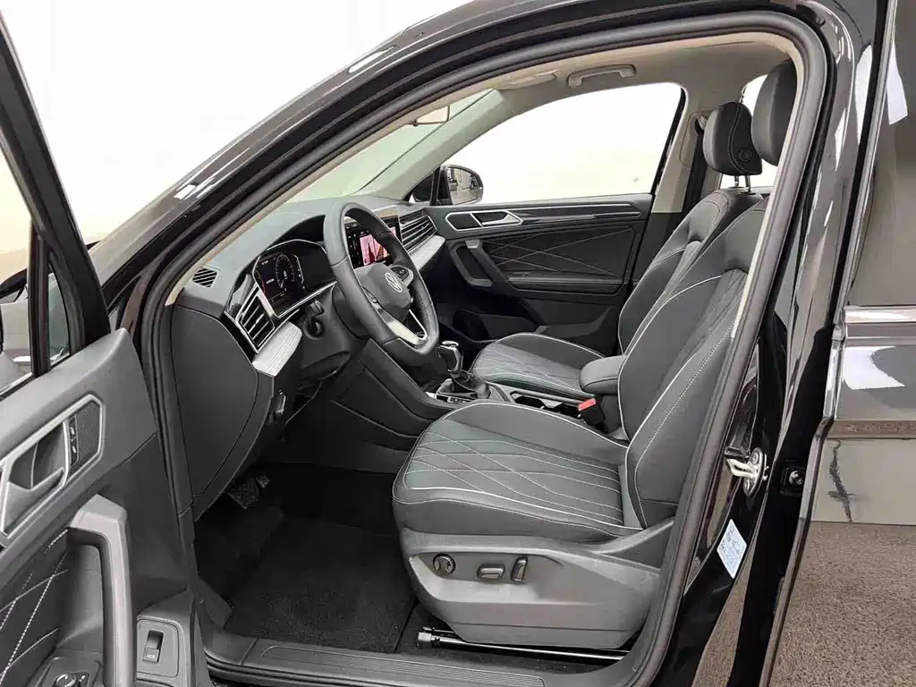 Volkswagen Tiguan L — фото 6
