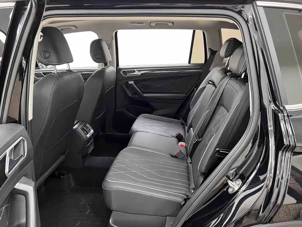 Volkswagen Tiguan L — фото 10