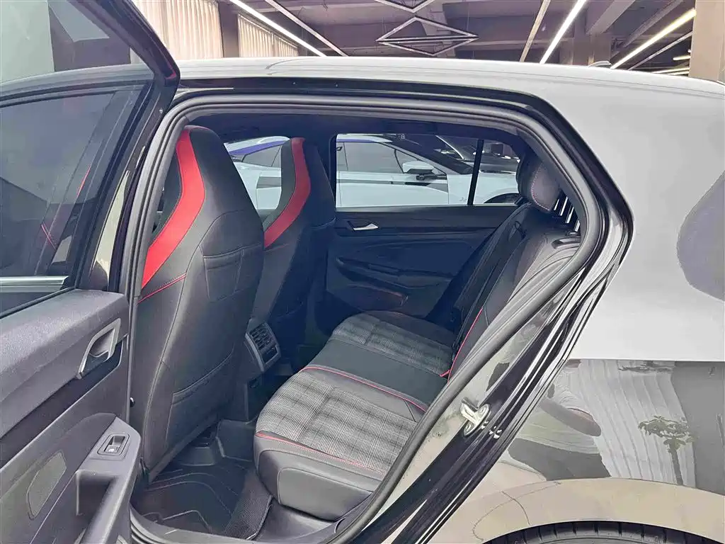 Volkswagen Golf GTI — фото 11