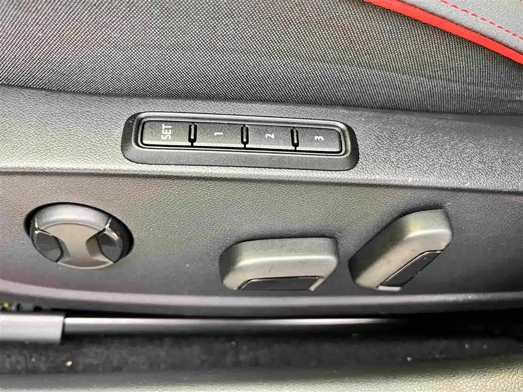 Volkswagen Golf GTI — фото 20