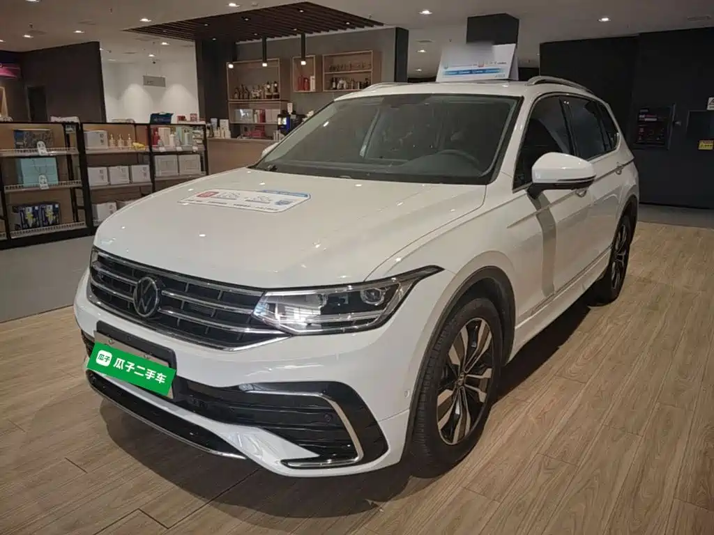 Volkswagen Tiguan L — фото 2