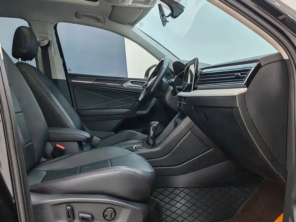 Volkswagen Tiguan L — фото 9