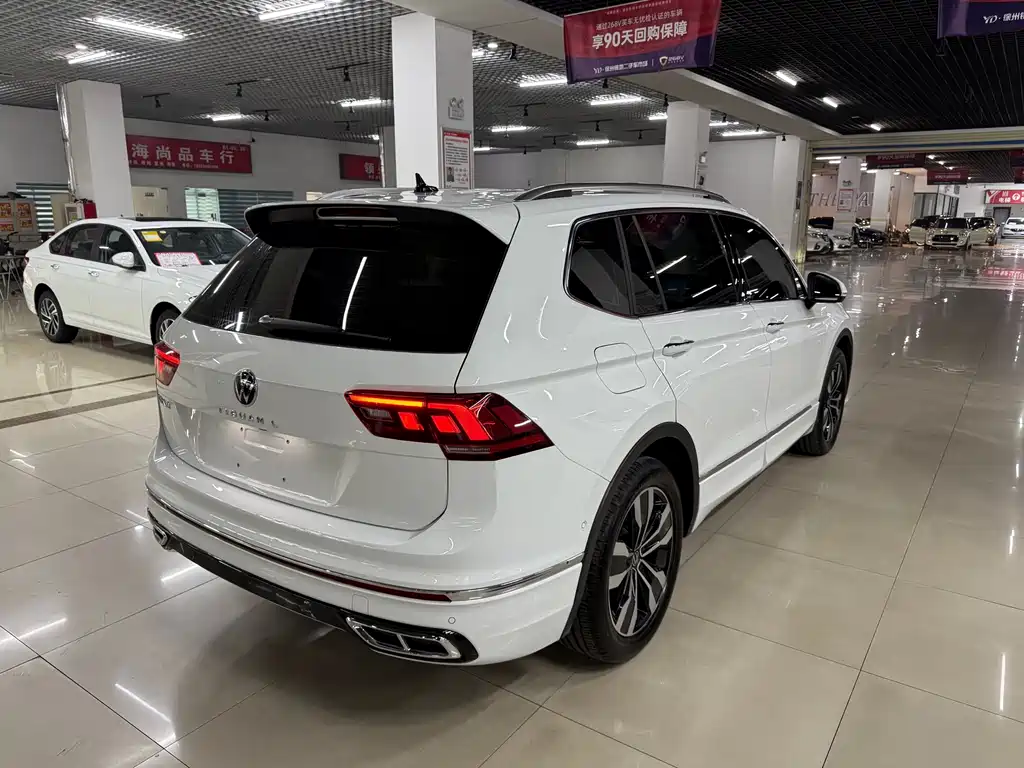 Volkswagen Tiguan L — фото 12