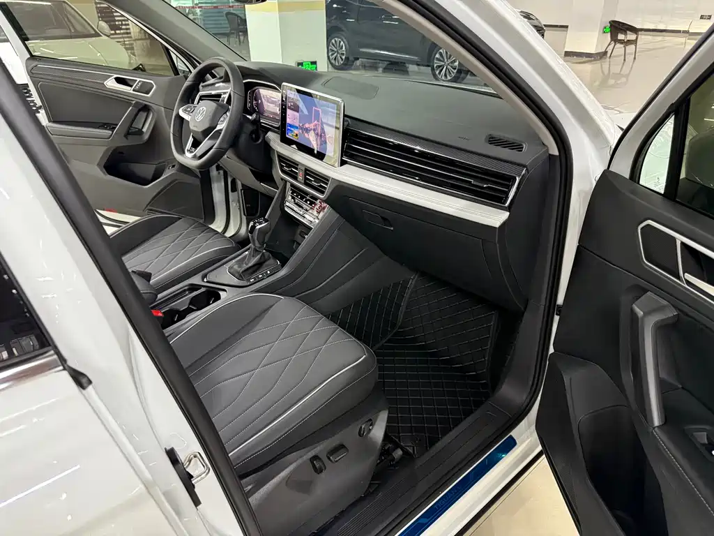 Volkswagen Tiguan L — фото 6