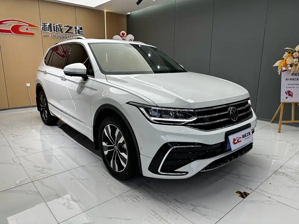 Volkswagen Tiguan L — фото 3