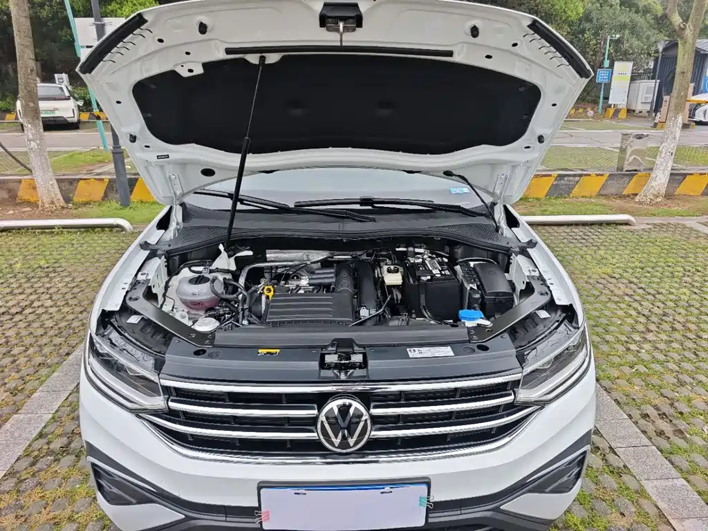 Volkswagen Tiguan L — фото 22