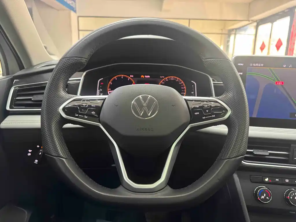 Volkswagen Tiguan L — фото 15