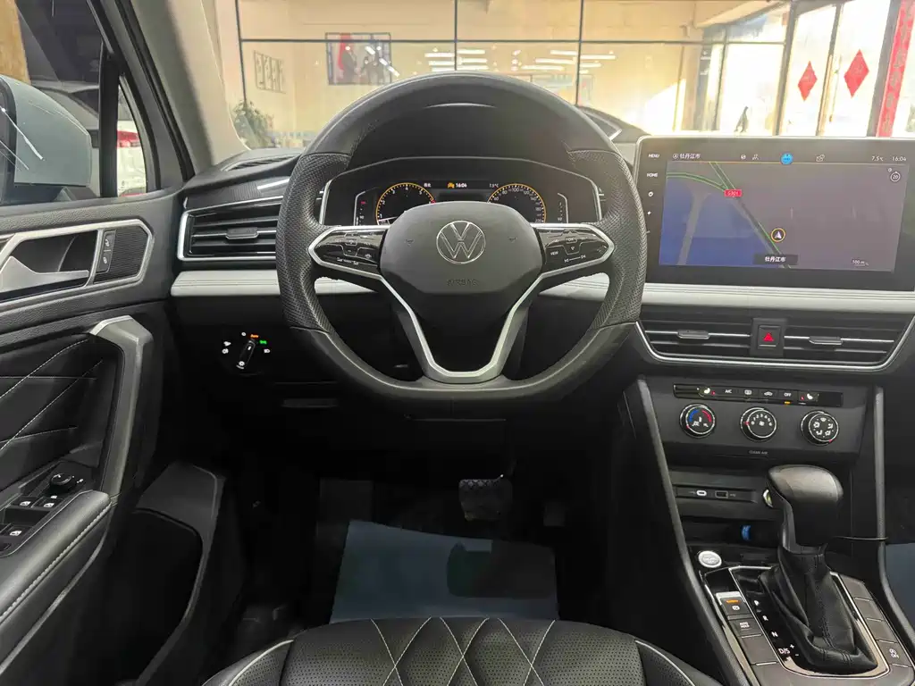 Volkswagen Tiguan L — фото 16