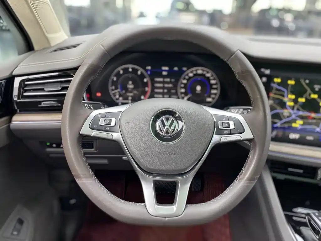 Volkswagen Touareg — фото 30