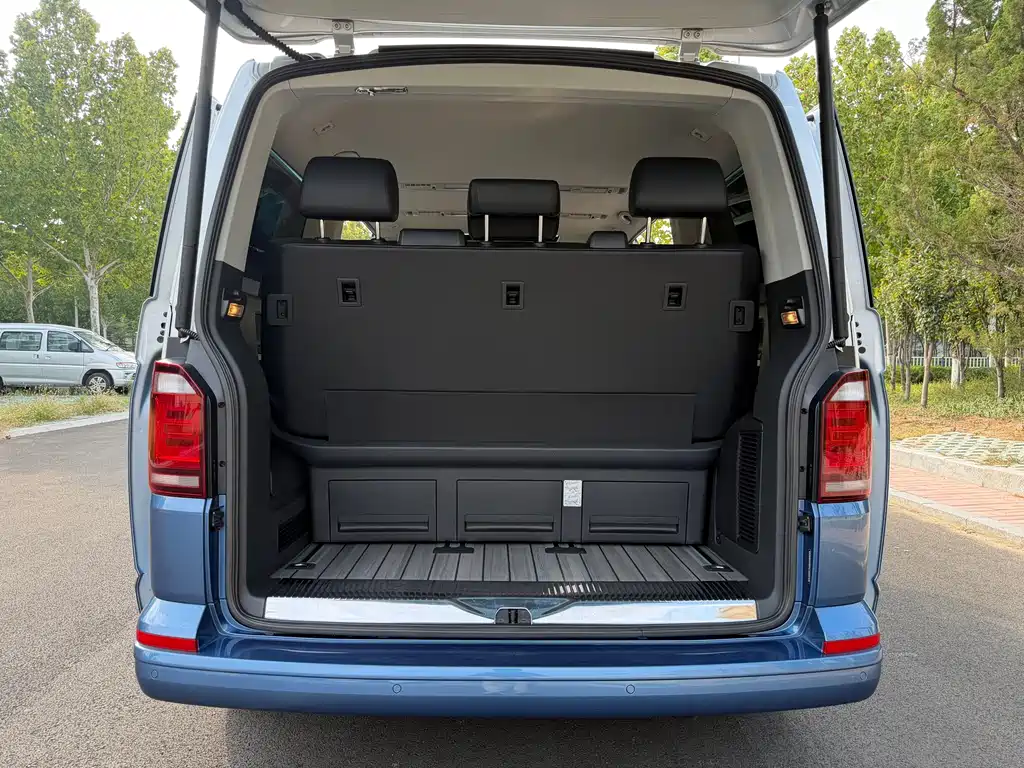 Volkswagen Multivan — фото 19