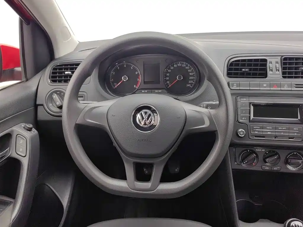 Volkswagen Polo — фото 11