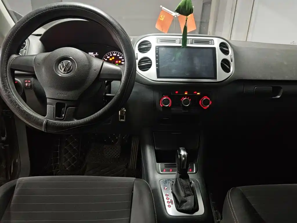 Volkswagen Tiguan — фото 11