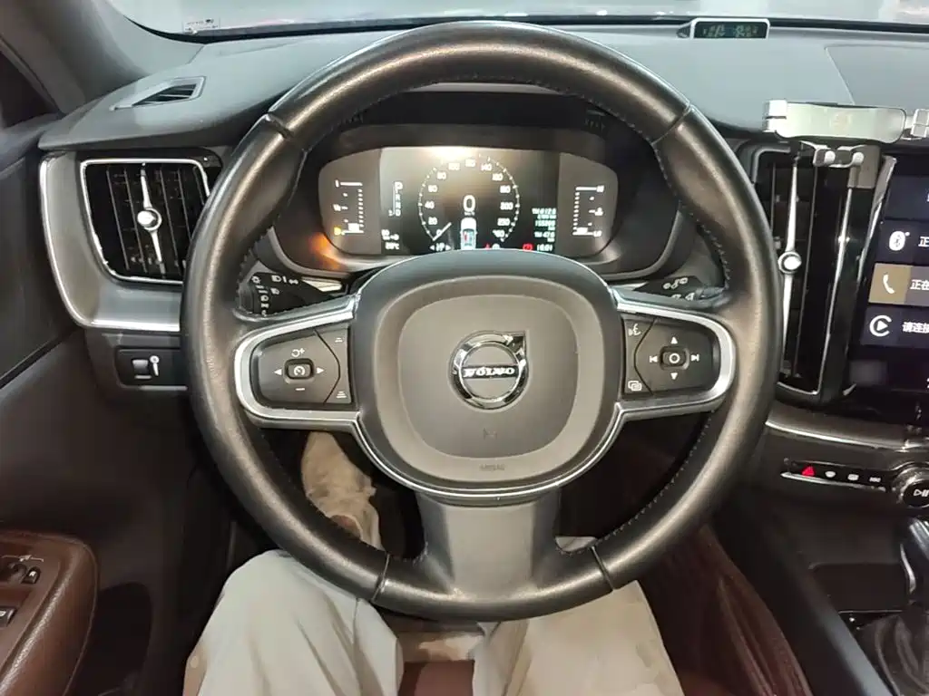 Volvo XC60 — фото 11