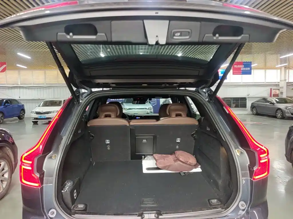 Volvo XC60 — фото 19