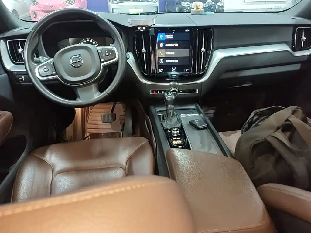 Volvo XC60 — фото 10