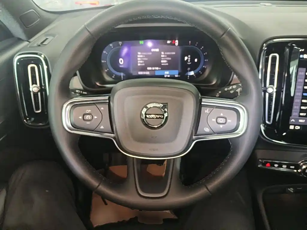 Volvo XC40 — фото 11