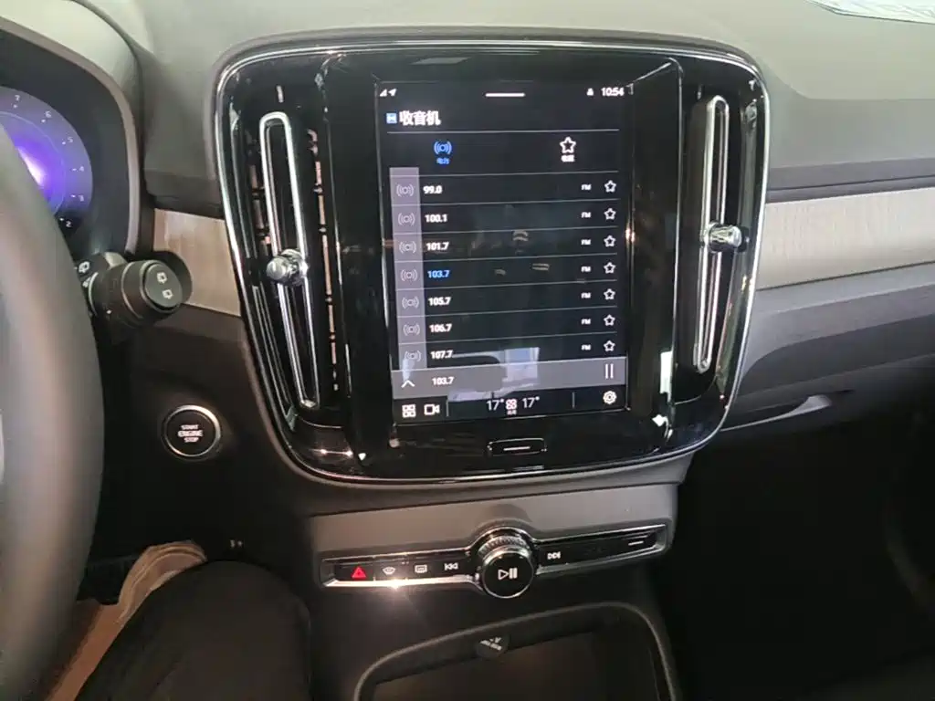 Volvo XC40 — фото 13