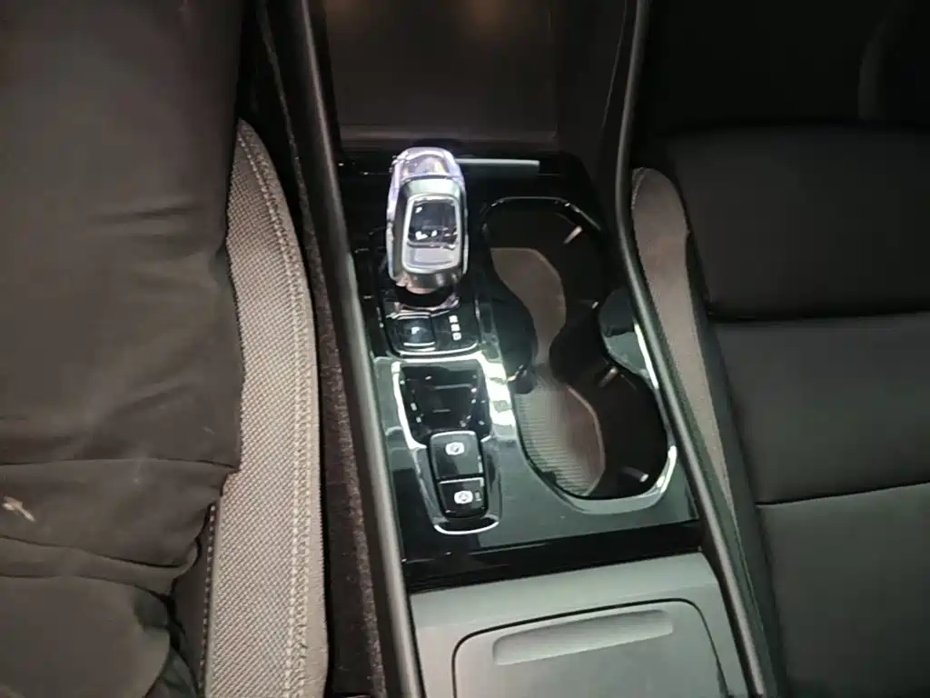 Volvo XC40 — фото 14