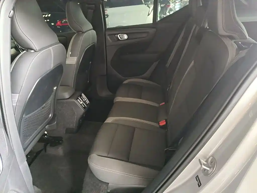 Volvo XC40 — фото 17