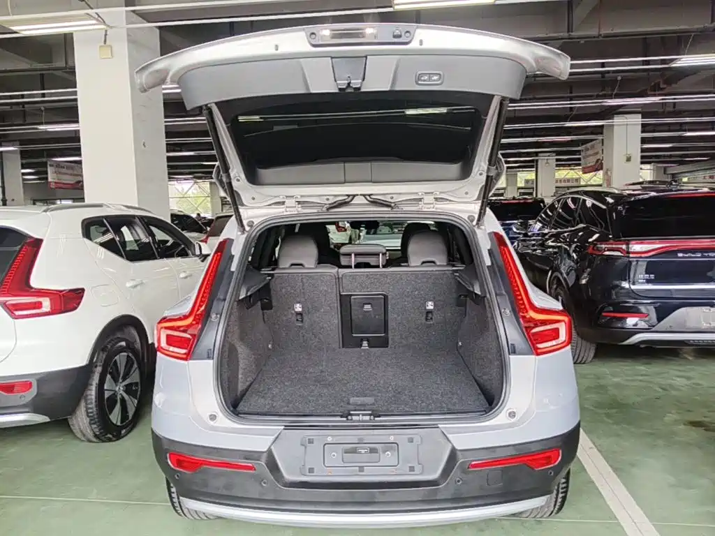 Volvo XC40 — фото 19