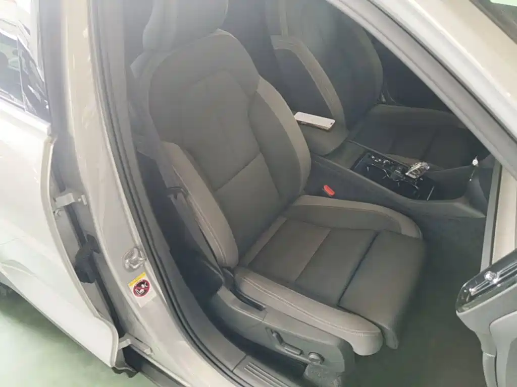 Volvo XC40 — фото 25