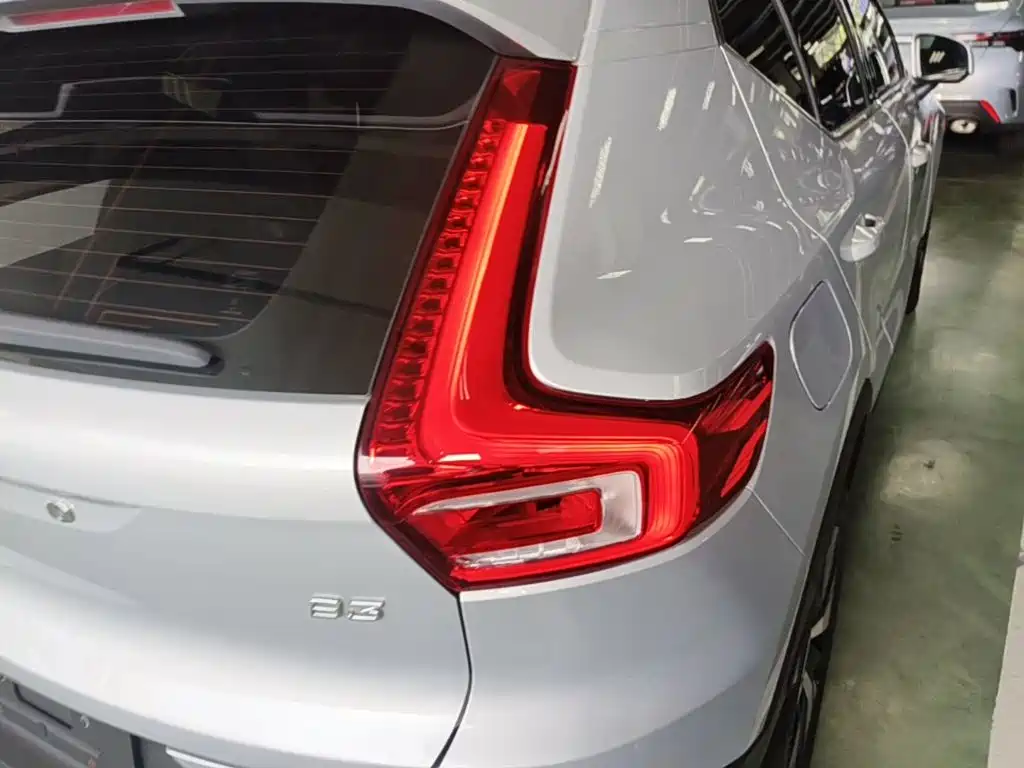 Volvo XC40 — фото 8
