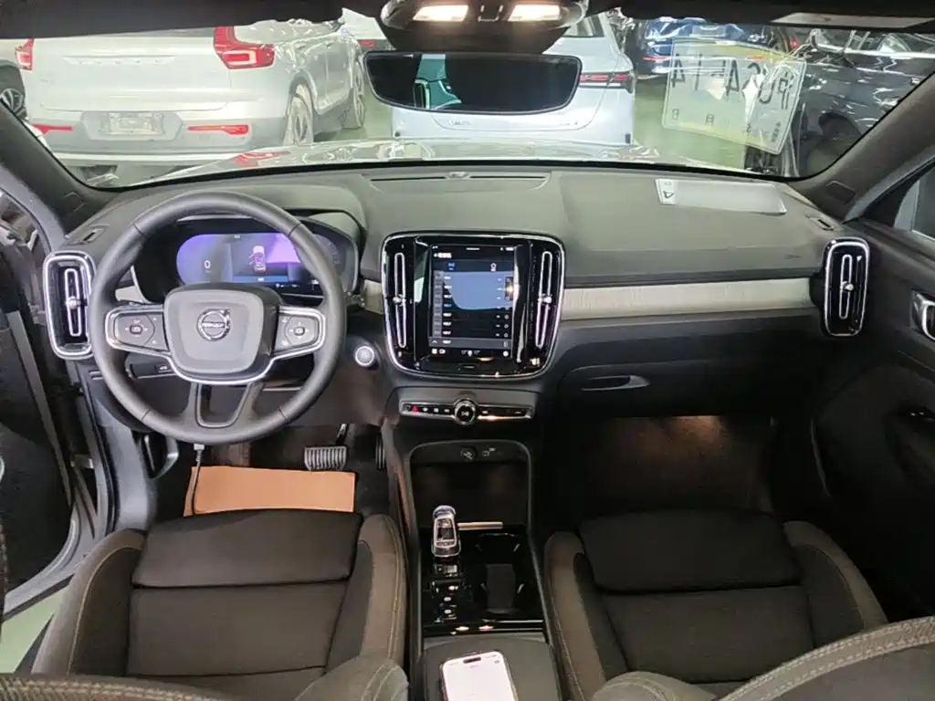 Volvo XC40 — фото 10