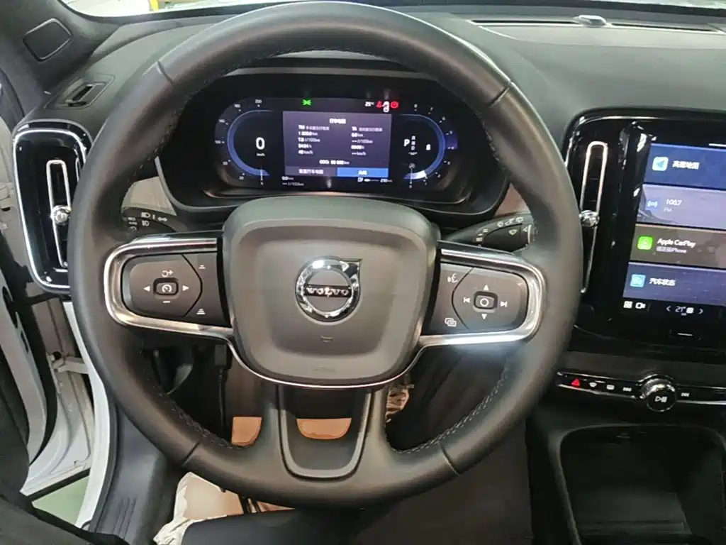 Volvo XC40 — фото 11