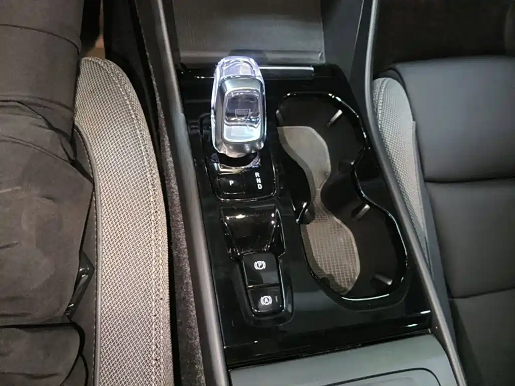 Volvo XC40 — фото 14