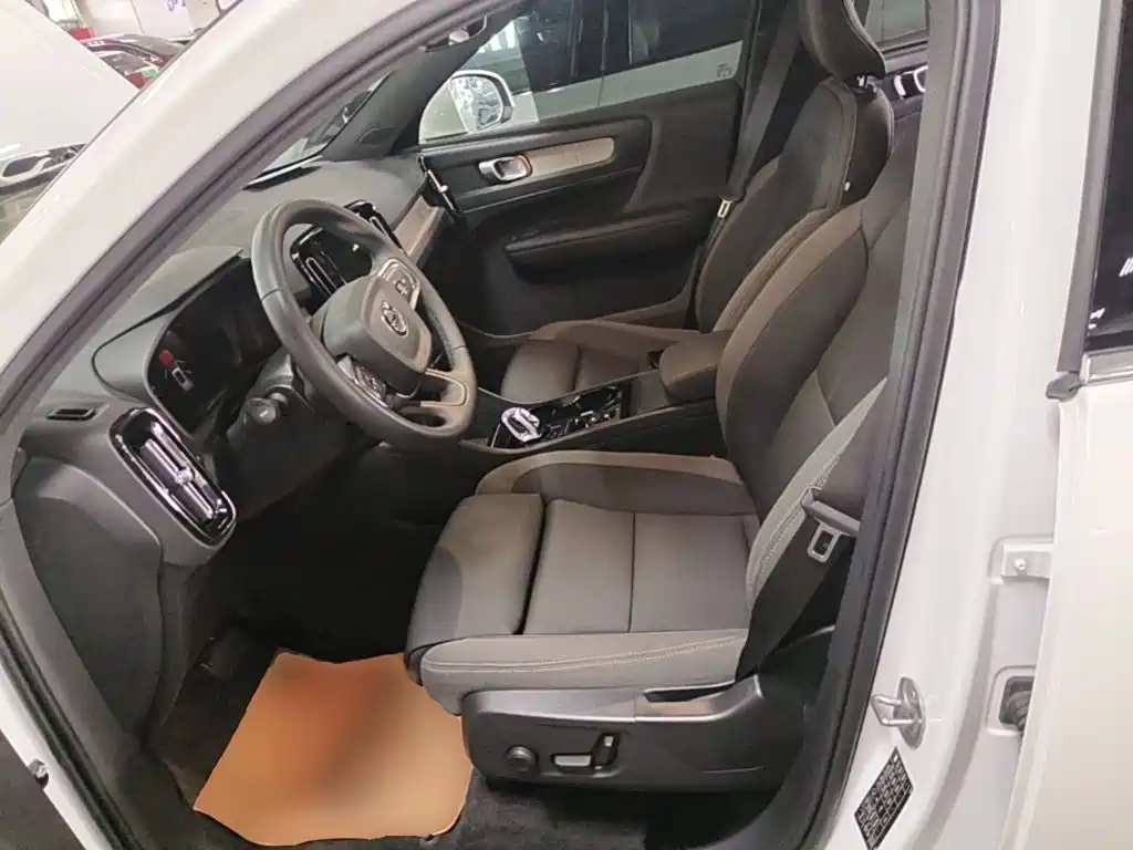 Volvo XC40 — фото 15